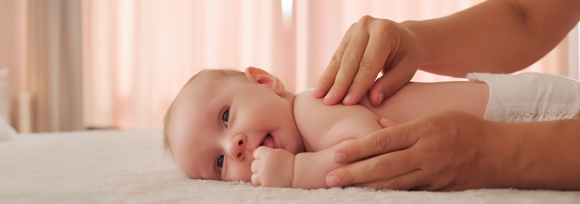 Masajul bebelusului: Ghid Complet – beneficii, tehnici si uleiuri pentru bebelusi